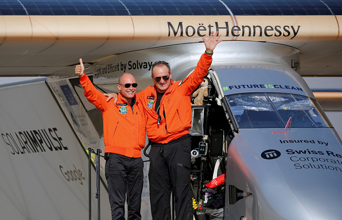 Самолет Solar Impulse 2, двигатели которого работают на солнечных батареях, в среду в рамках кругосветного путешествия завершил перелет из Испании и приземлился в Каире. На перелет потребовалось двое суток. Каир является предпоследним пунктом кругосветки. Из столицы Египта Solar Impulse 2 отправится в Абу-Даби, откуда в марте 2015 года началось путешествие, организованное двумя швейцарскими энтузиастами-авиаторами Бертраном Пикаром и Андре Боршбергом. Целью кругосветного путешествия является демонстрация возможностей альтернативных источников энергии.