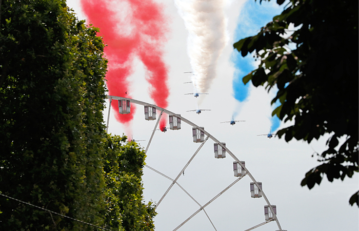 Во Франции прошел традиционный военный парад по случаю Дня взятия Бастилии. Празднования открылись пролетом самолетов "Альфа Джет"  пилотажной группы "Патруль де Франс" над Парижем, которые окрасили небо цветами национального флага.