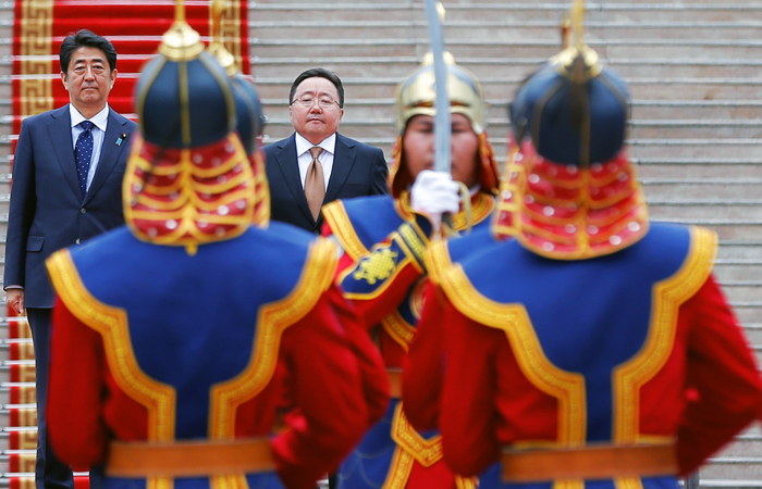 Премьер-министр Японии Синдзо Абэ (слева) прибыл с официальным визитом в Монголию, чтобы принять участие в форуме "Азия - Европа", который будет проходить в Улан-Баторе 15-16 июля. Целью саммита АСЕМ является укрепление сотрудничества между государствами Азии и Европы. В нем примут участие лидеры 50 стран.