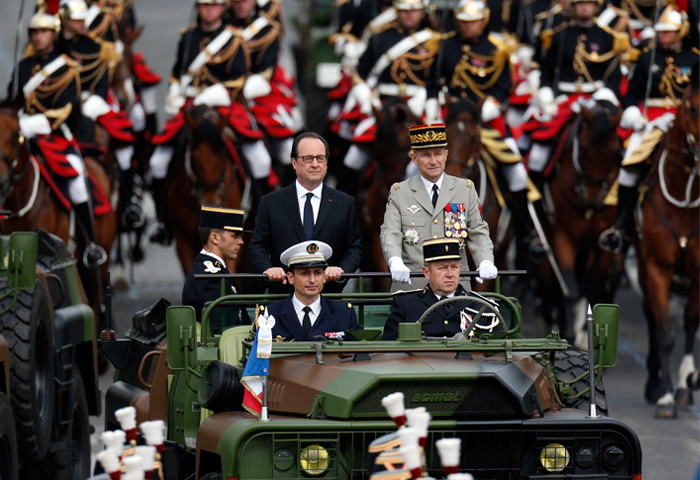 Президент Франции Франсуа Олланд принимает участие в торжествах по случаю Дня взятия Бастилии