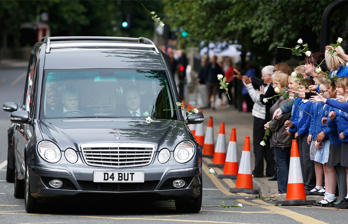 В городе Хекмондуайк на севере Англии прошли похороны члена британского парламента от Лейбористской партии Джо Кокс, которая была убита 16 июня во время рабочего визита в Берстолл. Похоронная процессия проследовала по главным улицам родного города Джо Кокс.