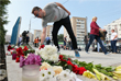 Москвичи несут цветы к посольству Франции