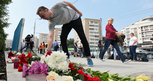 Москвичи несут цветы к посольству Франции