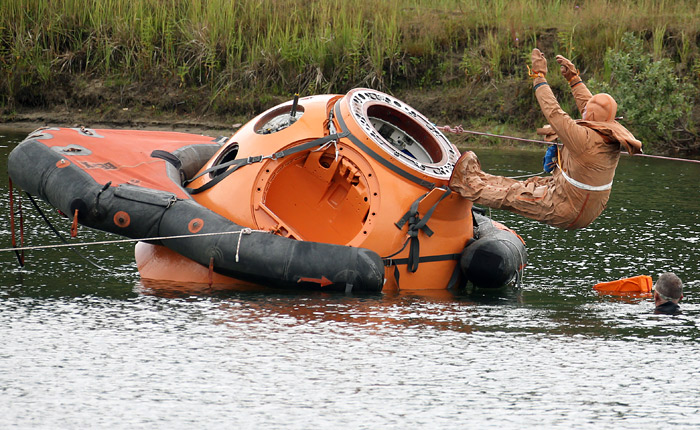 В Московской области прошла тренировка по "водному выживанию" одного из экипажей Международной космической станции, старт которого запланирован в 2018 году. Согласно программе тренировки, космонавты и астронавт должны переодеться внутри спускаемого аппарата, сменив скафандры "Сокол КВ-2" на полетные костюмы (ПК-14), надеть теплозащитные костюмы (ТЗК-14) и гидрокомбинезоны "Форель". После этого экипаж должен взять аварийный запас, покинуть космический корабль, приводниться и отработать взаимодействие с поисково-спасательной службой.