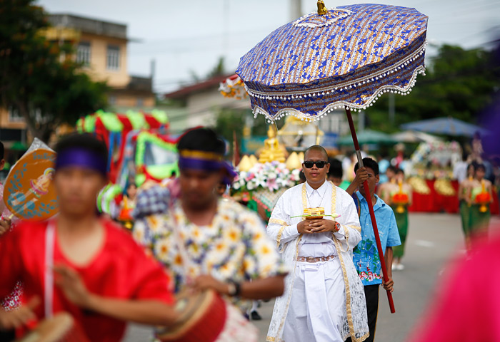 В Таиланде отпраздновали начало трехмесячного буддийского поста и сезона дождей, с началом которых для монахов наступает время медитации. Многие из них не покинут храмы до конца поста.