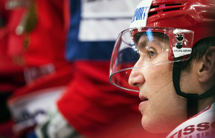 Хоккеист Александр Овечкин - $12,1 млн. 11 января 2016 года Овечкин довел количество заброшенных в НХЛ шайб до 501. В честь этого "Вашингтон", капитаном которого является россиянин, устроил торжественную церемонию, на которой хоккеисту вручили золотую клюшку с гравировкой дат его основных достижений.