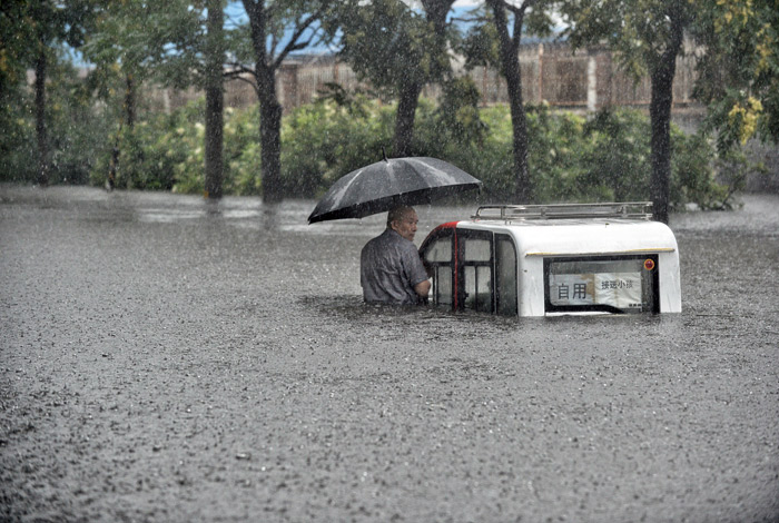 Улицы Пекина затопило в результате продолжительных ливней, обрушившихся на Китай. Власти объявили "оранжевый" уровень опасности. Жертвами стихии уже стали десятки человек, из пострадавших районов эвакуированы десятки тысяч. Аэропорт Пекина отменяет рейсы, в работе железной дороги также наблюдаются сбои.