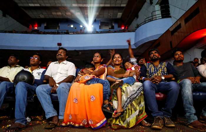 В Индии состоялась премьера фильма  "Кабали" со звездой индийского кино Раджникантом, ради просмотра которого индийские компании решили дать своим сотрудникам отгулы. "Кабали" - гангстерская драма на тамильском языке, в которой Раджникант играет пожилого мафиози. Еще до выхода картины на экраны на продаже прав на нее удалось заработать $30 млн.