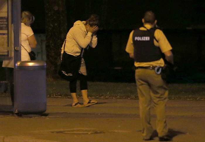 После сообщений о стрельбе полиция эвакуировала людей из торгового центра и близлежащих заведений