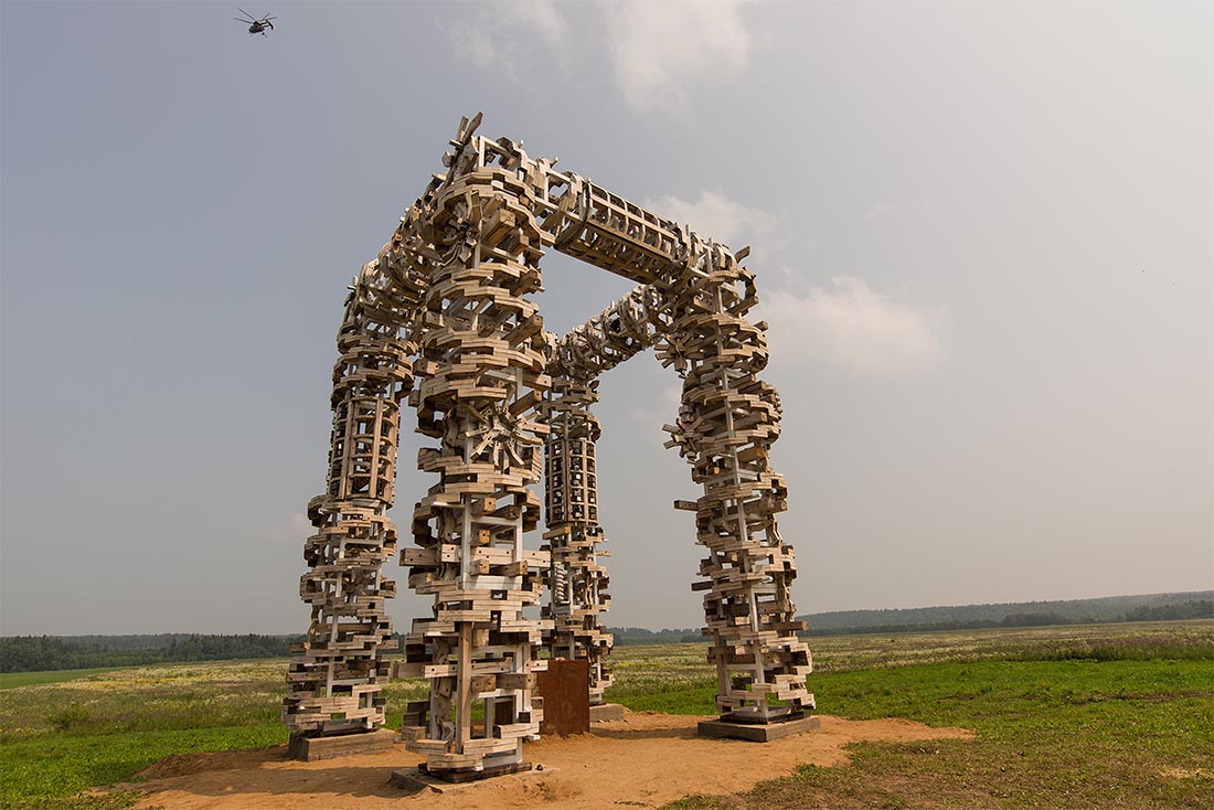 С 2006 года на территории Никола Ленивца и рядом с ним создано более ста арт-объектов. На фото - новичок среди них, "Белые ворота". Интерпретация триумфальной арки от Николая Полисского. Отсюда в скором  времени, вероятно, разойдутся новые пути навигации по арт-пространству.