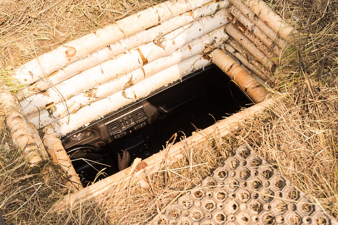 Они его действительно закопали. Зарытый по самый люк  Mercedes G-500 похож на гвоздь программы: у "входа" в объект всегда есть очередь из желающих попасть внутрь убежища. Вот он, магнетизм комфорта.