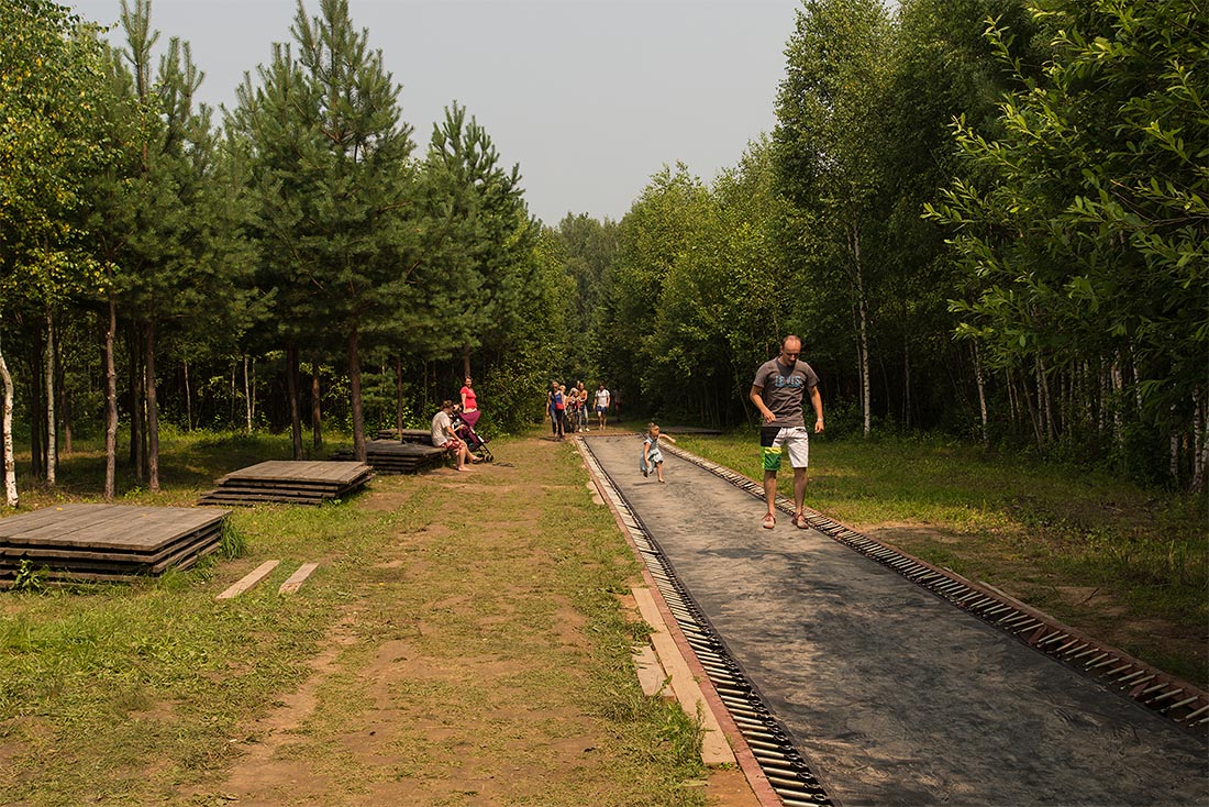 "Скорая тропа" создана, чтобы помочь всем желающим переосмыслить свое передвижение. Очень актуальная в данном пространстве штука: если вам не удалось, по каким-то причинам, взять с собой репеллент, отпугивающий слепней и прочих природных монстров, присутствующих здесь в изобилии, то по этой дорожке можно от них весело упрыгать.