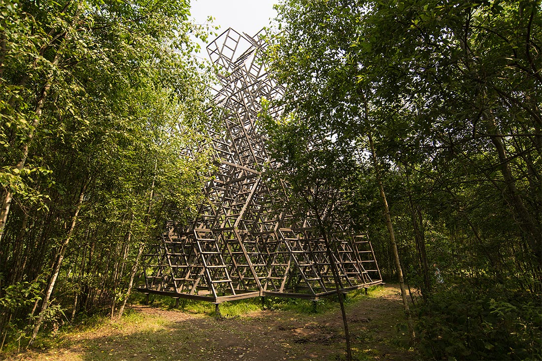 "Штурм неба" - конструкция из лестниц, готовая помочь оторваться от земли и приблизиться к Солнцу. Но лучше не надо, о чем предупреждает табличка рядом. Впрочем, ее как будто не замечают, и все новые и новые смельчаки совершают попытку штурма.