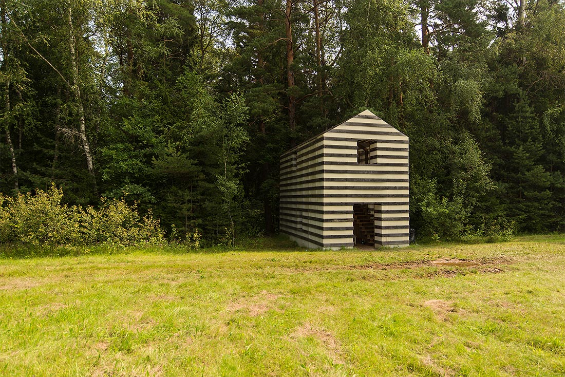 "Удаленный офис". Не новичок, но сложно пройти мимо. Впрочем, комары гонят дальше.