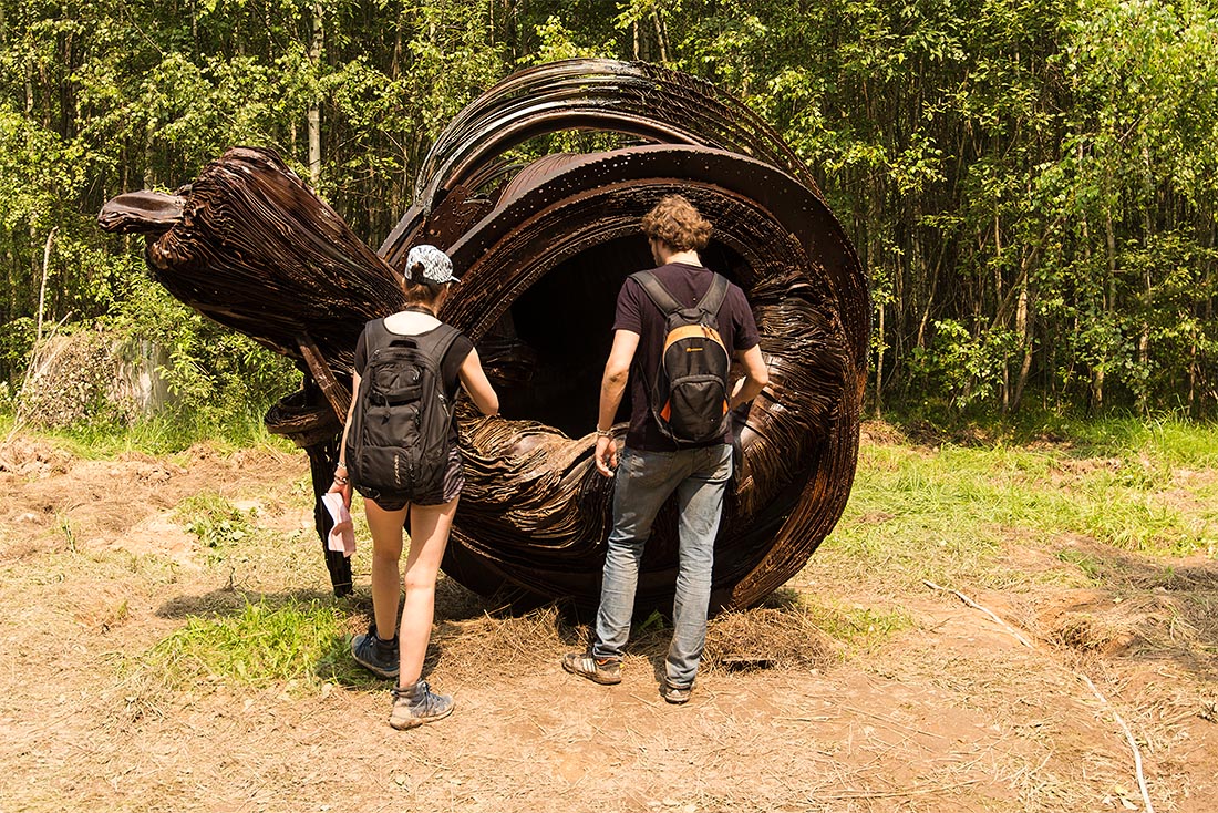 "Личная вселенная №5". Инсталляция, отправляющая зрителя в сердце самого себя, где, по мнению автора, находится истинное убежище. И непонятно лишь, отчего этот путь лежит через катастрофическое бездорожье, сопровождающее посетителя в этой части парка.