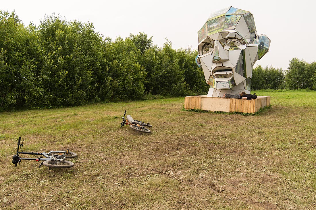 Впрочем, оставим шутки. Вот "Голова "Дом бомжа". Созданная из полотен на демонтируемых подрамниках (можно снять холст и пойти немножечко потворить где-то в укромном месте) демонтируется, как только все холсты становятся картинами. Судя по всему, "Голова" действует немного успокаивающе, но выглядит потрясающе. Можно забраться внутрь и передать привет Малковичу. Или не передавать.