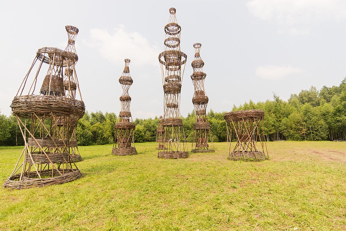 Пространство перед красной сценой помогает скоротать вечерок за танцами