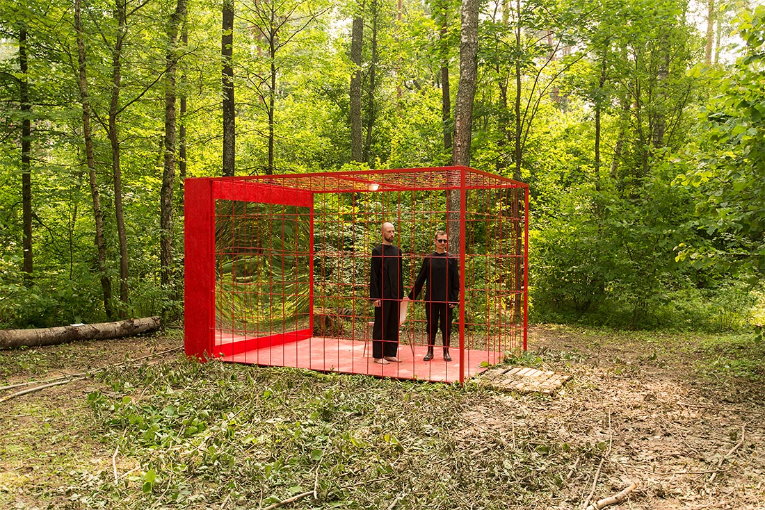 "Клетка". Это психологический перформанс. Заходишь в клетку, смотришь в зеркало, слушаешь непрерывный поток онлайн-новостей со всего мира. Автор предполагает, что "в глобальной информационной медиа-войне, которая сегодня активно формирует самосознание, убежищем становится возврат примата субъекта над отражением". Немного похоже на работу сотрудников новостных редакций, кстати.