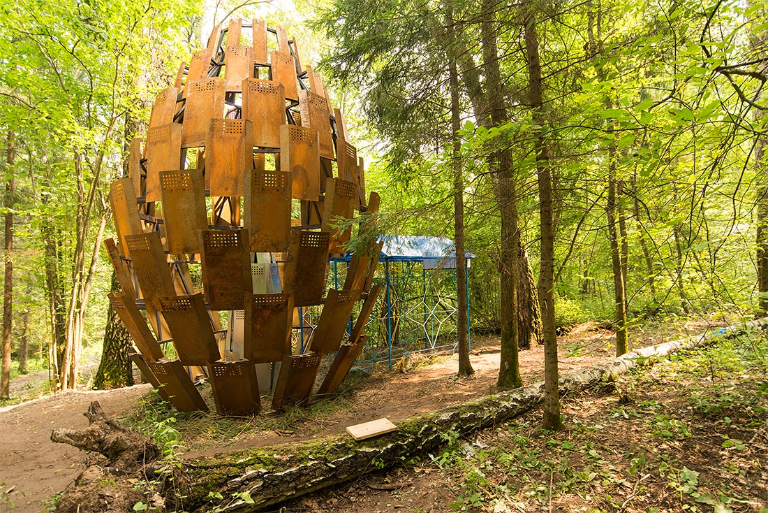 "Теневой павильон". Почти шестиметровая шишка из полицейских щитов. И если вы, увидев по дороге на своей ноге слепня размером с кулак, еще не вызвали на себя залп ракетной системы "Калибр", то вот прекрасный повод поразмышлять о природе защитных механизмов, их воспитании и адаптации.