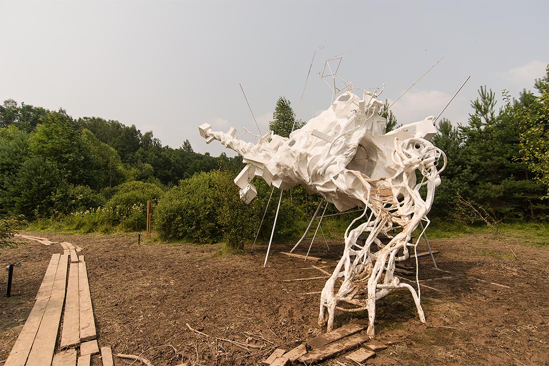 "Обитаемое вещество". Справка из путеводителя сообщает: "было задумано как плод взаимопроникновения объекта искусства и архитектуры"... Несколько видов полимеров взаимопроникли здесь в атмосферу и пропитали ее своим запахом, и все бы ничего, но странные шлепки по воде, доносящиеся от расположенного совсем рядом моста, привлекают внимание, и вещество оказывается позади.