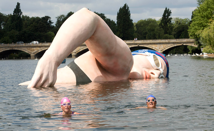 В лондонском Гайд-парке установили гигантскую скульптуру, изображающую британскую пловчиху Ребекку Эдлингтон