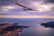 Solar Impulse 2 пролетает над мостом Золотые ворота в Сан-Франциско, США