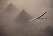 Летательный аппарат над пирамидами Гизы, Египет