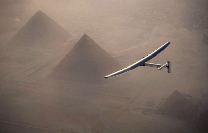 Летательный аппарат над пирамидами Гизы, Египет
