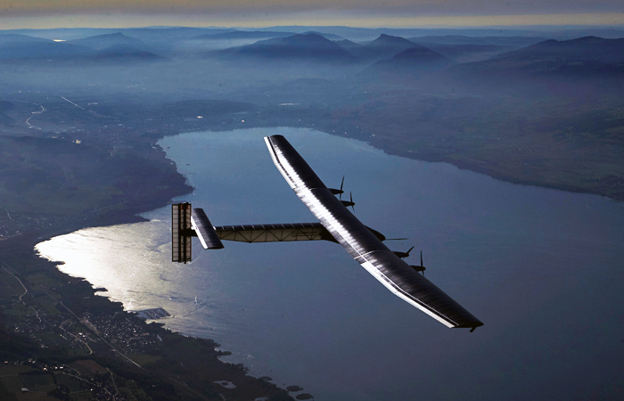 Самолет на солнечных батареях над озером Невшатель в Пейерне, Швейцария