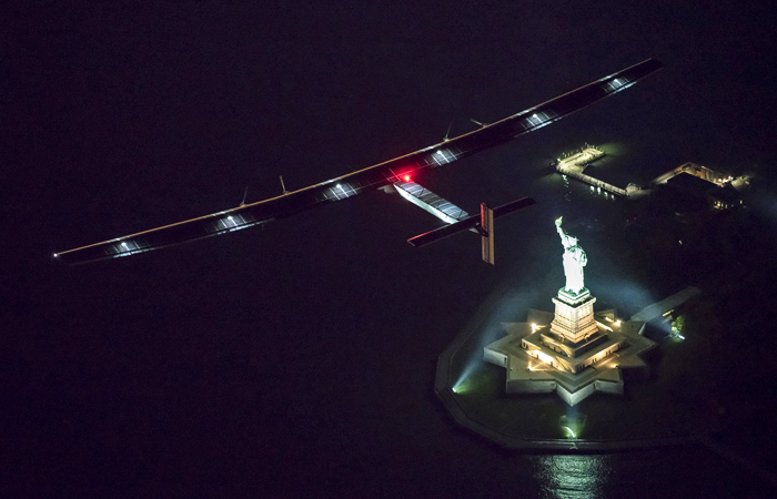 Над статуей Свободы в Нью-Йорке