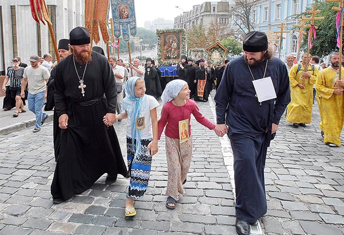 В колонне крестного хода, которая в среду днем после молебна на Владимирской горке отправилась в Киево-Печерскую лавру, насчитывалось более девяти тысяч человек, сообщили агентству "Интерфакс-Украина" в пресс-службе нацполиции Киева.