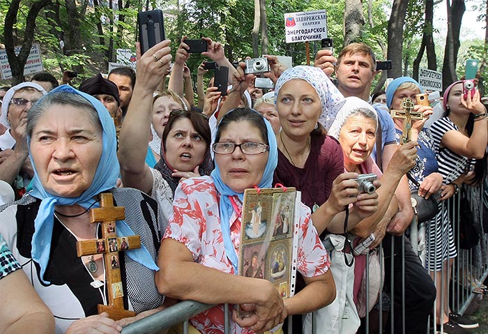 Между тем, по подсчетам информационно-просветительского отдела Украинской православной церкви Московского патриархата, на молебен на Владимирской горке собралось более 30 тысяч верующих