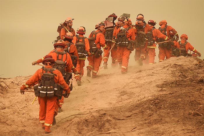 В Калифорнии продолжают бороться с природными пожарами