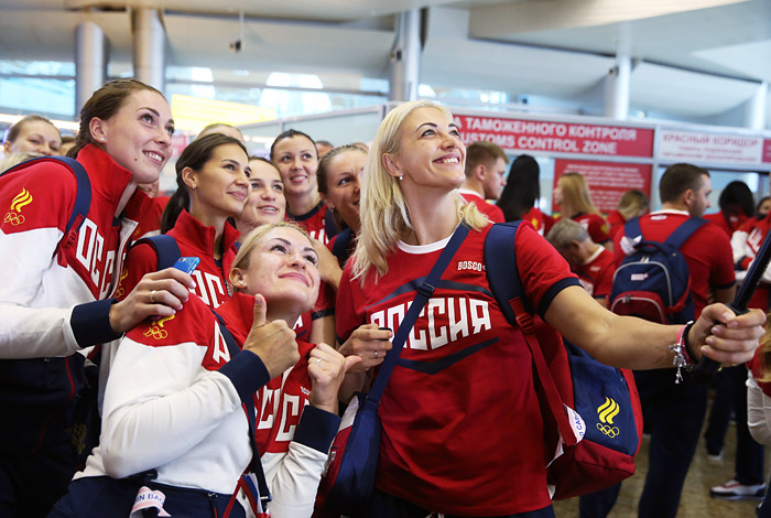 В Шереметьево проводили российскую олимпийскую сборную в Рио-де-Жанейро. Около 70 спортсменов, чьи кандидатуры уже одобрили международные федерации, отправились в столицу летних Олимпийских игр 2016 года. Решение об участии в Олимпиаде ожидают еще не менее ста российских спортсменов. Ожидается что окончательный состав станет известен не позднее 31 июля.