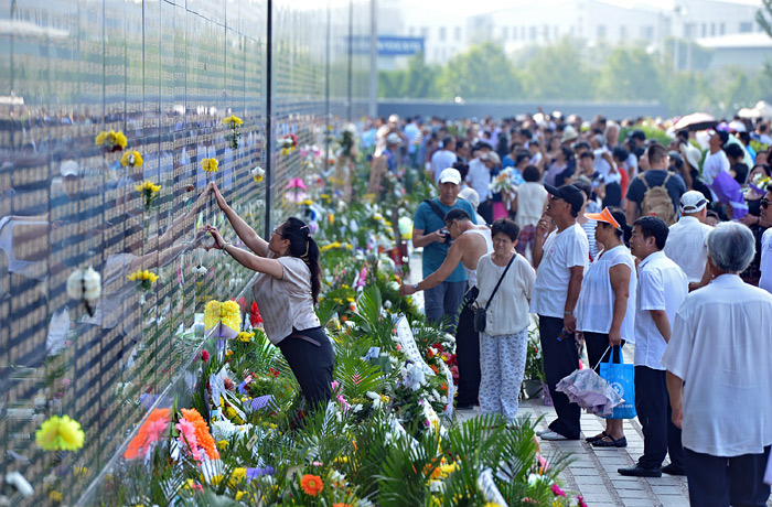 Жители китайского Таншаня собрались у мемориала памяти чтобы почтить память жертв землетрясения 1976 года, которое разрушило город и унесло более 240 тысяч жизней