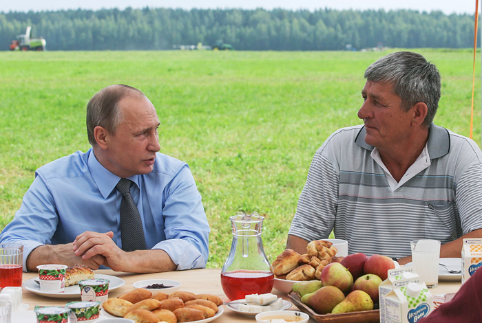 Владимир Путин ознакомился с работой агрохолдинга в Тверской области. За столом вместе с работниками президент попробовал клюквенный морс и биойогурт с клюквой местного производства.