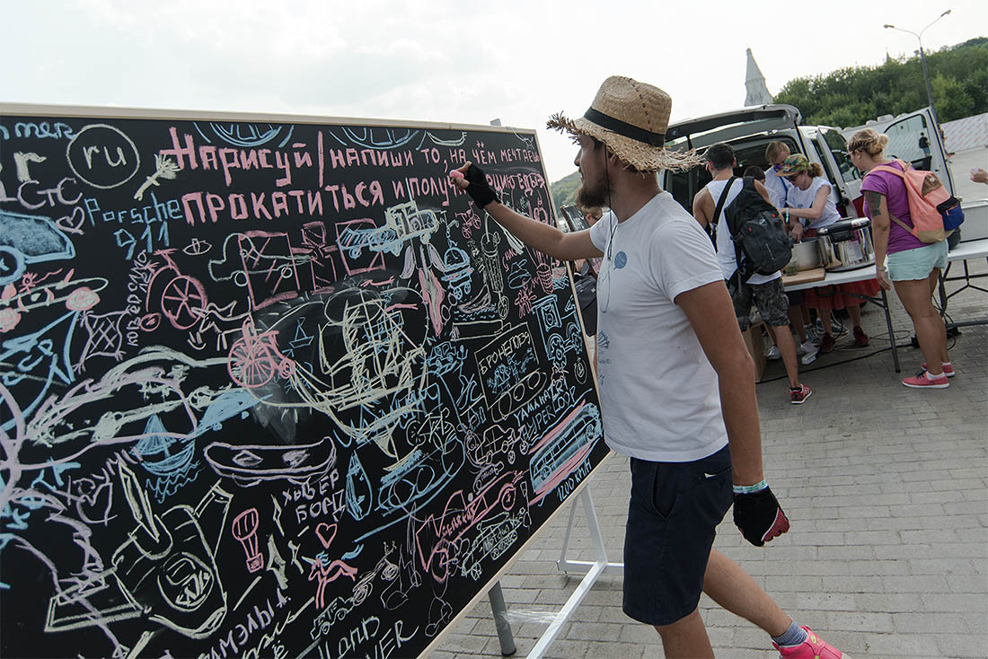 В Москве состоялся очередной пикник "Афиши". И если на него уже кто-то не прошел вместо вас по вашему билету, то внутри - масса интересного