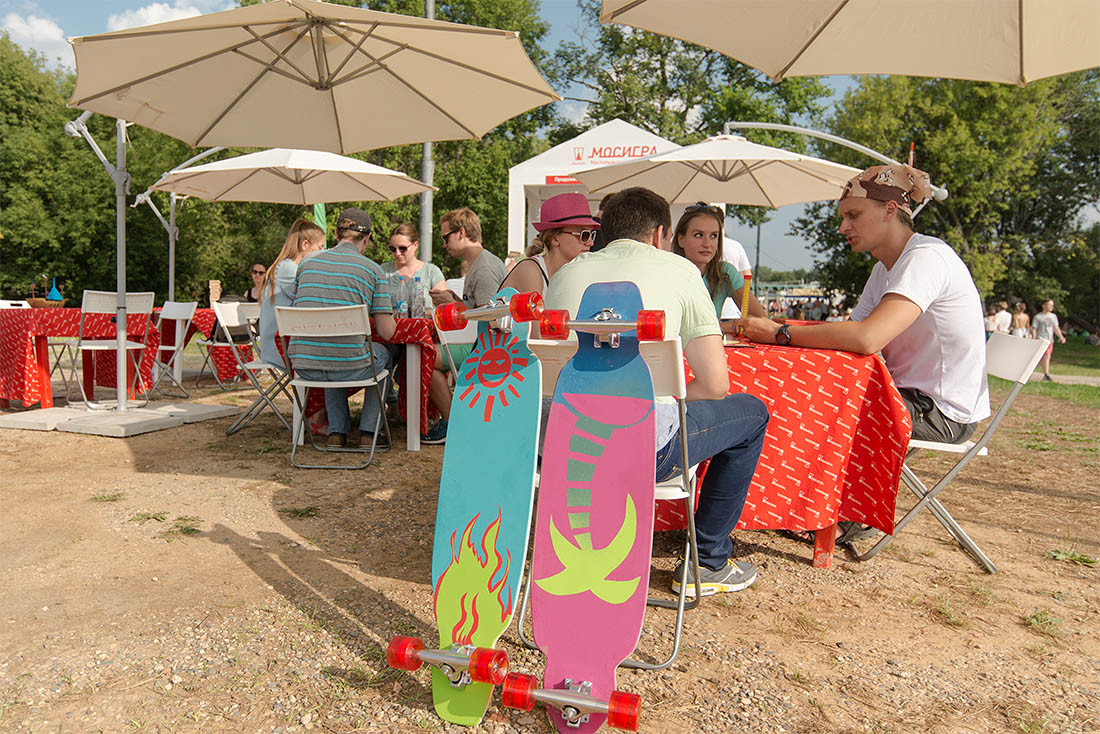 После упорных трудов - самое время подкрепиться. Не переживайте, на еде тут теперь сложно разориться, а вот на лимонаде - запросто.