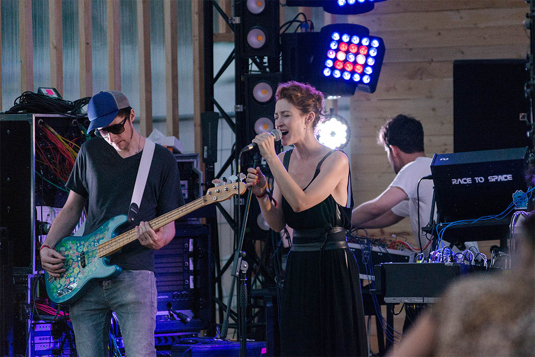 Впрочем, не беда. Ведь к другим артистам можно подобраться ближе. И поют отлично!