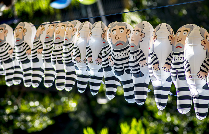 За пять дней до летней Олимпиады в бразильском городе Сан-Паулу возобновились антиправительственные акции протеста. Активисты требуют окончательного отстранения президента Дилмы Русеф от должности.