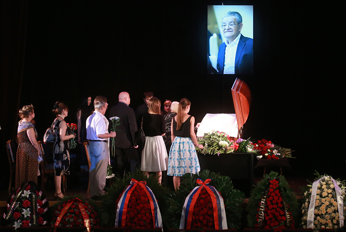 Очередь из желающих проститься с писателем