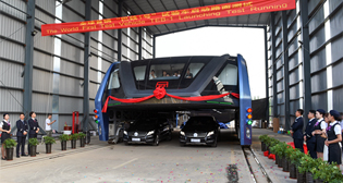 Испытания первого в мире автобуса-портала в Китае