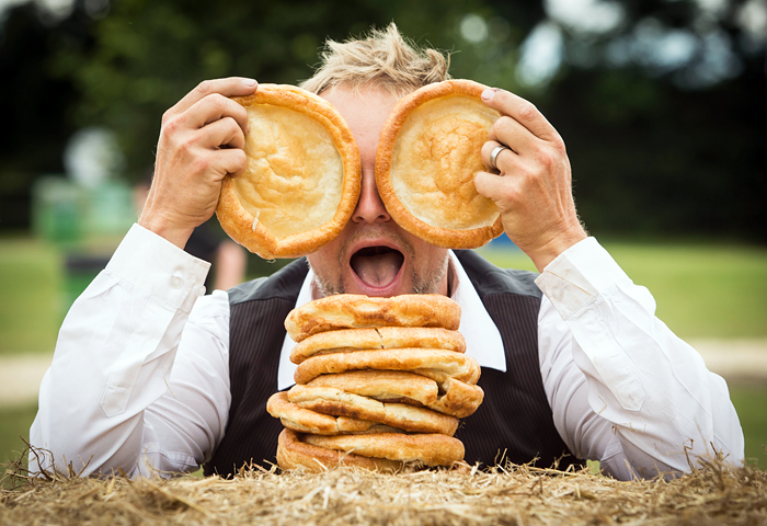 Участник традиционного ежегодного соревнования по метанию пудингов в Англии