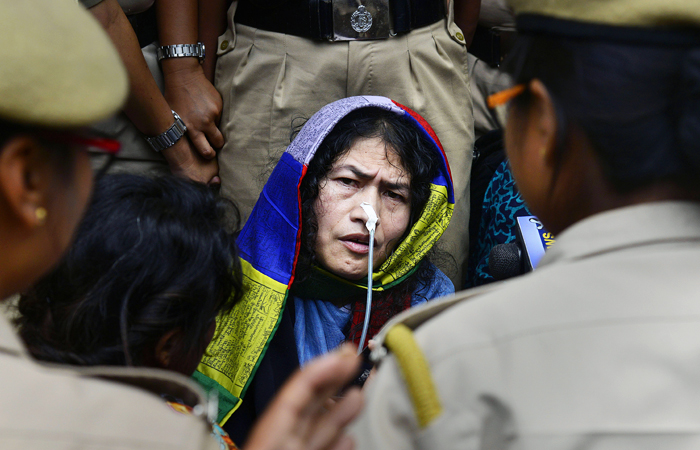 Одна из самых известных политических активисток в Индии Иром Шармила Чану, также известная как Железная леди Манипура, завершает свою 16-летнюю голодовку. Женщина начала свой протест в 2000 году после убийства военными десяти мирных жителей в штате Манипур. За время голодовки она много времени провела в больнице, где ее принудительно кормили через катетер. Своими действиями она хотела добиться отмены действия акта о специальных полномочиях вооруженных сил. Шармила намерена продолжать борьбу и для этого будет принимать участие в выборах в штате Манипур как независимый кандидат.