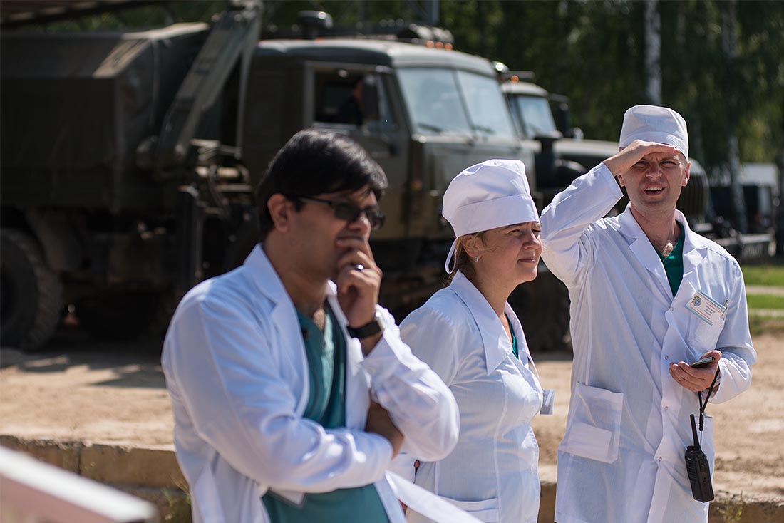 Мероприятие охраняют не только военные полицейские, но и врачи. Разумно.