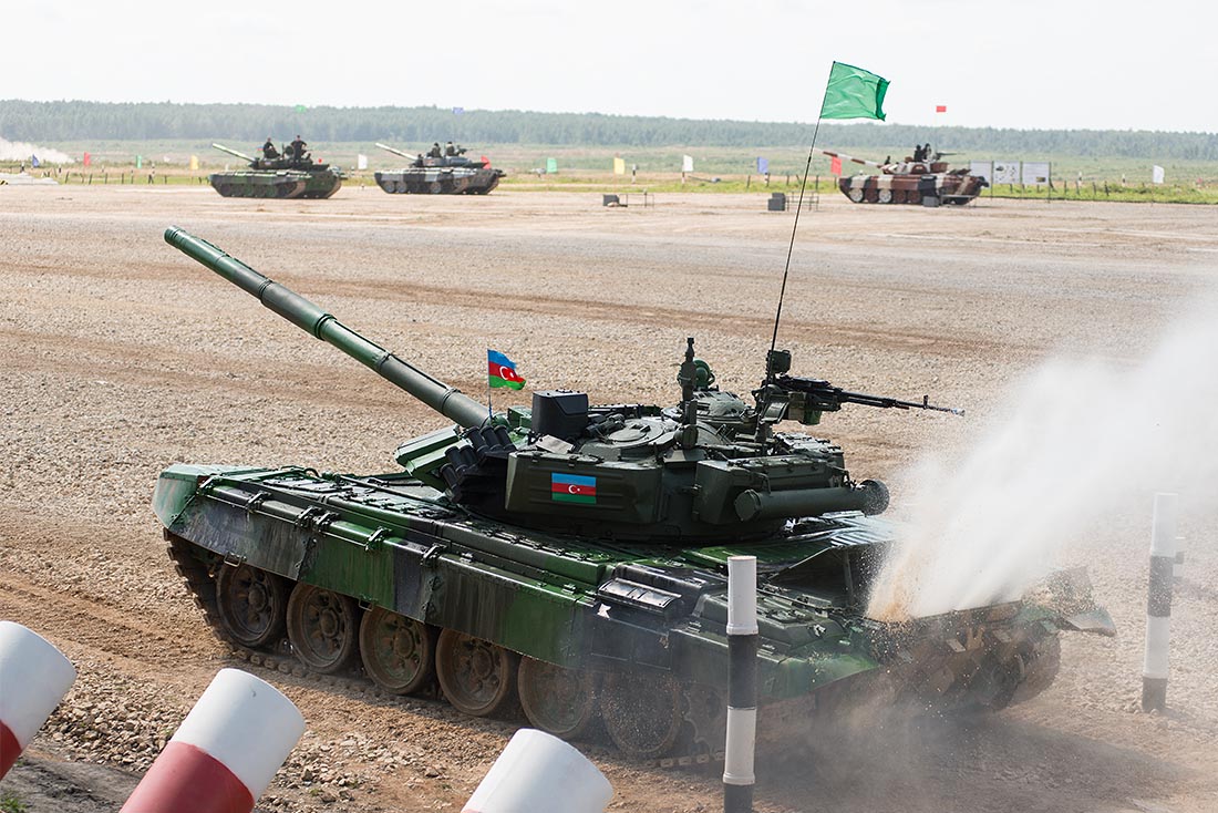 Соревнуются на сорокатонных Т-72Б. Мощность - 840 л.с., пушка 125 мм. Китай на соревнования приезжает со своим танком, что не запрещено правилами, если танк аналогичного класса.