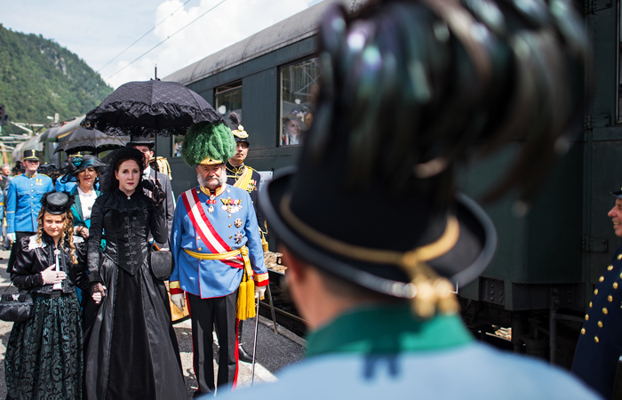 В городе Бад-Ишль с 11 по 18 августа проходят масштабные празднования в честь дня рождения легендарного австрийского императора Франца Иосифа I. На вокзале состоялась торжественная костюмированная встреча императорского поезда, сопровождающаяся живой музыкой и танцами. В период с 1849 по 1914 год Франц Иосиф проводил в Бад-Ишле каждое лето. Ежегодный приезд императора торжественно отмечался и являлся одним из самых значимых городских событий, положенных в основу современных празднований.