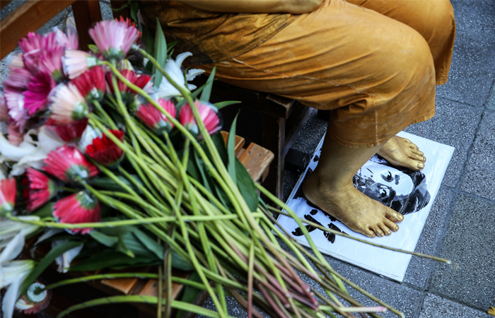 В Тайбэе прошла акция протеста, призванная напомнить про ответственность Японии за принуждение к проституции тысяч жительниц Азии во время Второй мировой войны. Участница акции положила под ноги портрет премьер-министра Японии Синдзо Абэ, который долгое время отказывался принести официальные извинения перед жертвами сексуального рабства.