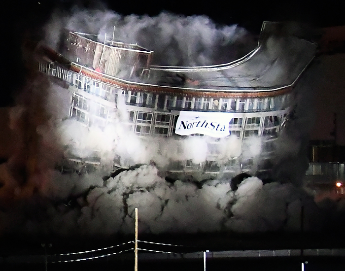 В Лас-Вегасе завершили снос знаменитого отеля-казино Riviera. Направленным взрывом была разрушена последняя башня "Монте-Карло". Построенный в 1955 году отель пользовался огромной популярностью и был одной из самых роскошных гостиниц города. В мае 2015 года владельцы продали отель городским властям в связи с убыточностью, после чего было принято решение о сносе.