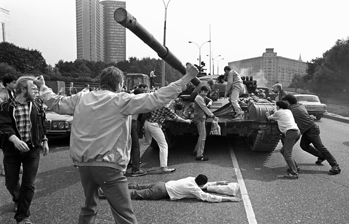 Защитники Белого дома пытаются остановить танк